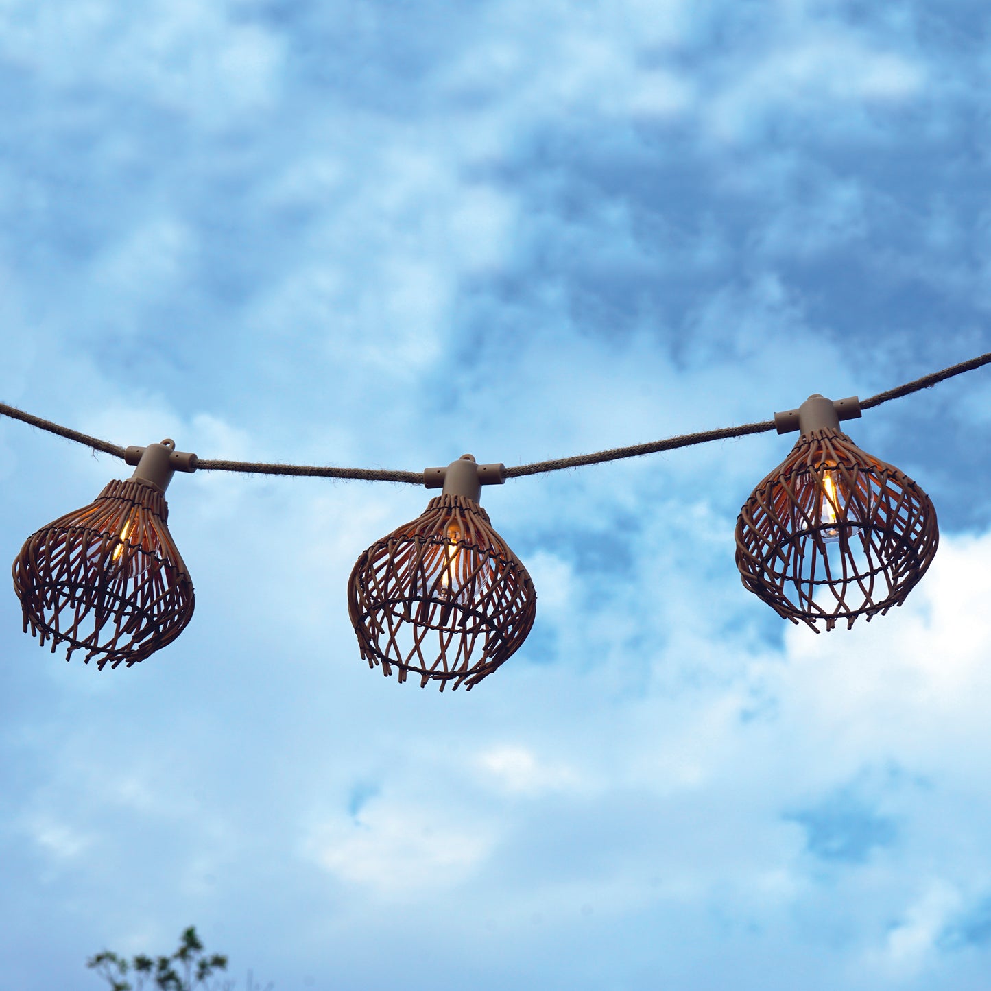 Guirlande lumineuse extérieur raccordable 10 abat-jour en polyrotin ROTILIA LIGHT HYBRID blanc chaud 8m solaire et sur secteur