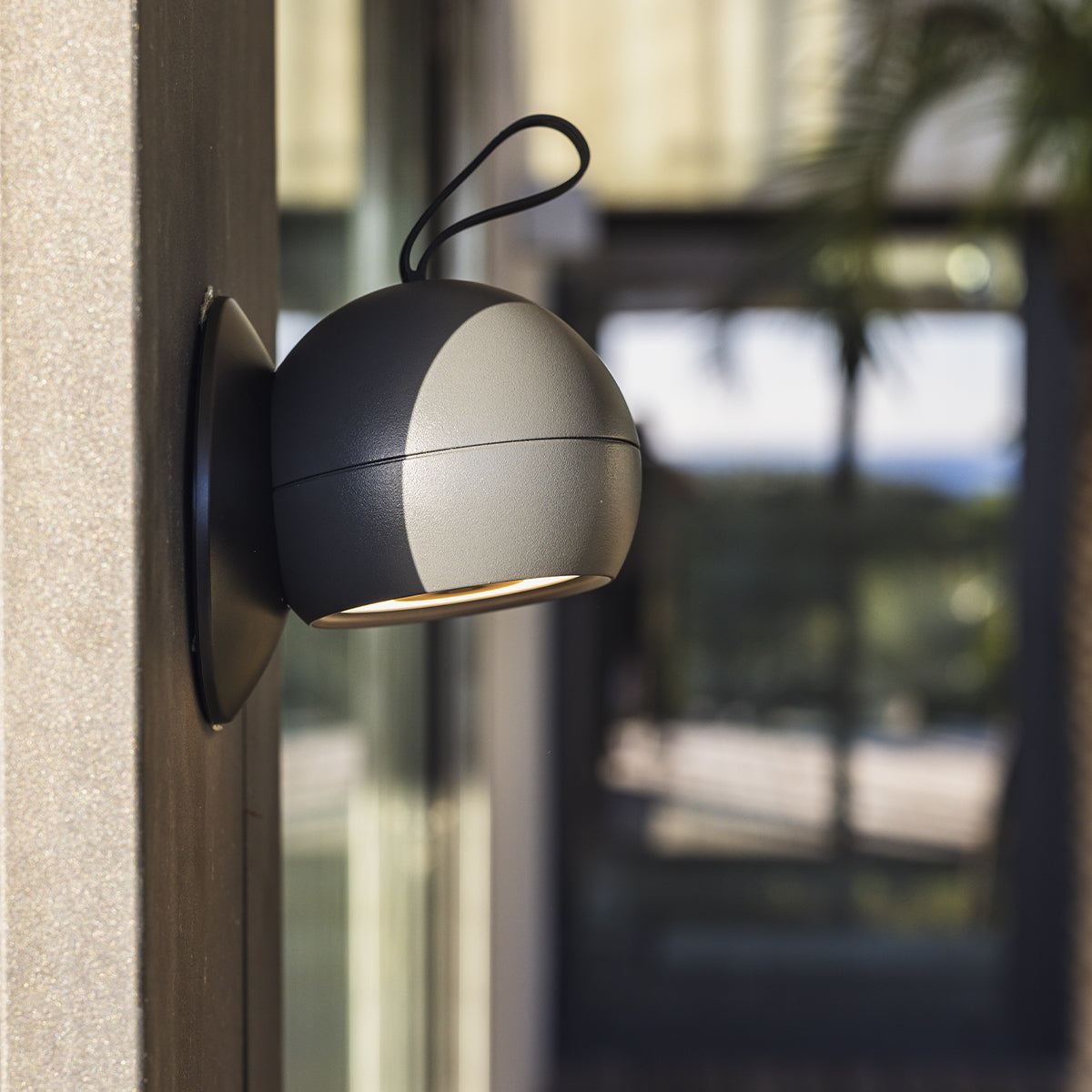 Lampe nomade 2 en 1 en aluminium anse en caoutchouc base aimantée LED blanc chaud ORBY H14,5 cm