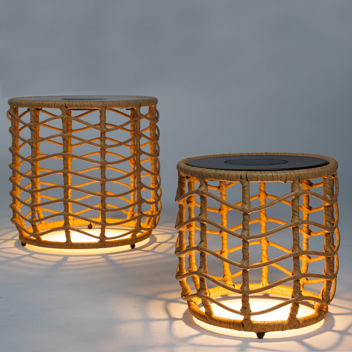 Lot de 2 tables solaires lumineuses en poly rotin avec base LED rechargeable 2X NERITA