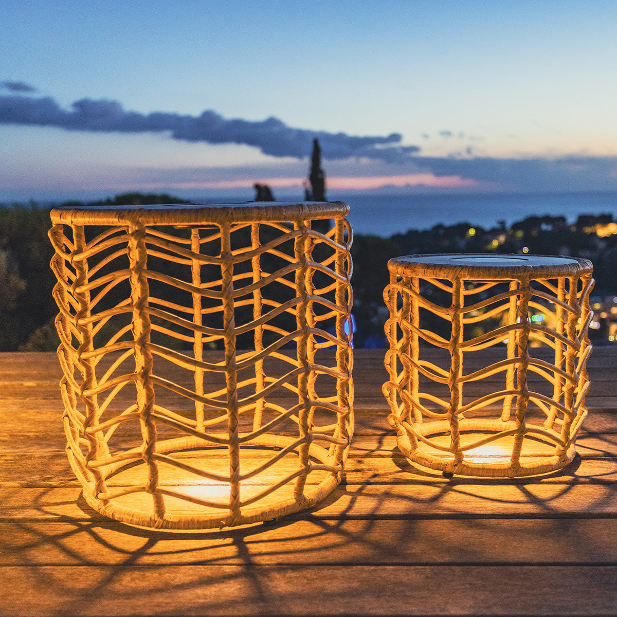Lot de 2 tables solaires lumineuses en poly rotin avec base LED rechargeable 2X NERITA