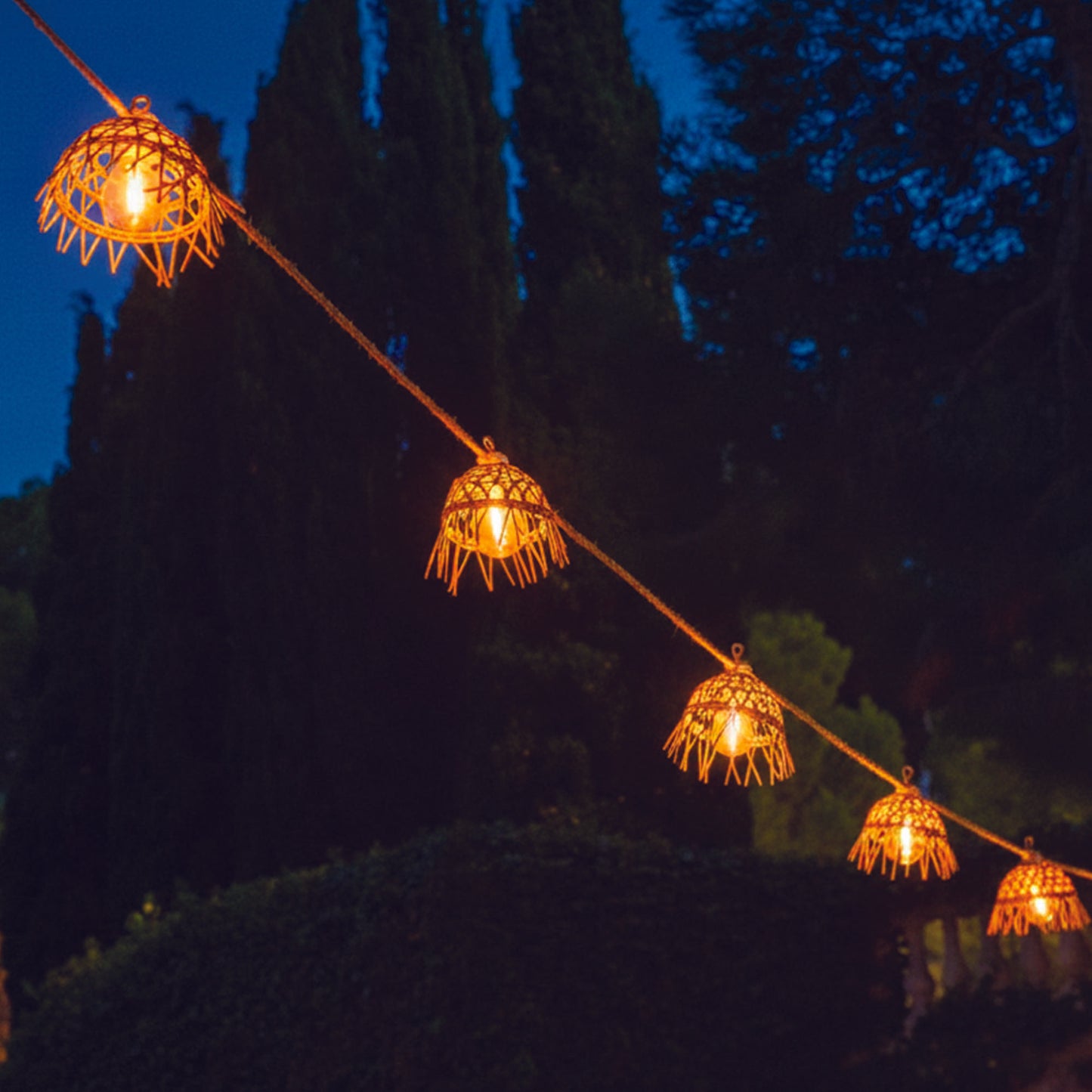 Guirlande lumineuse extérieur 10 abat-jour exotique paille MINI HAWAI LIGHT HYBRID LED blanc chaud 8m solaire et sur secteur