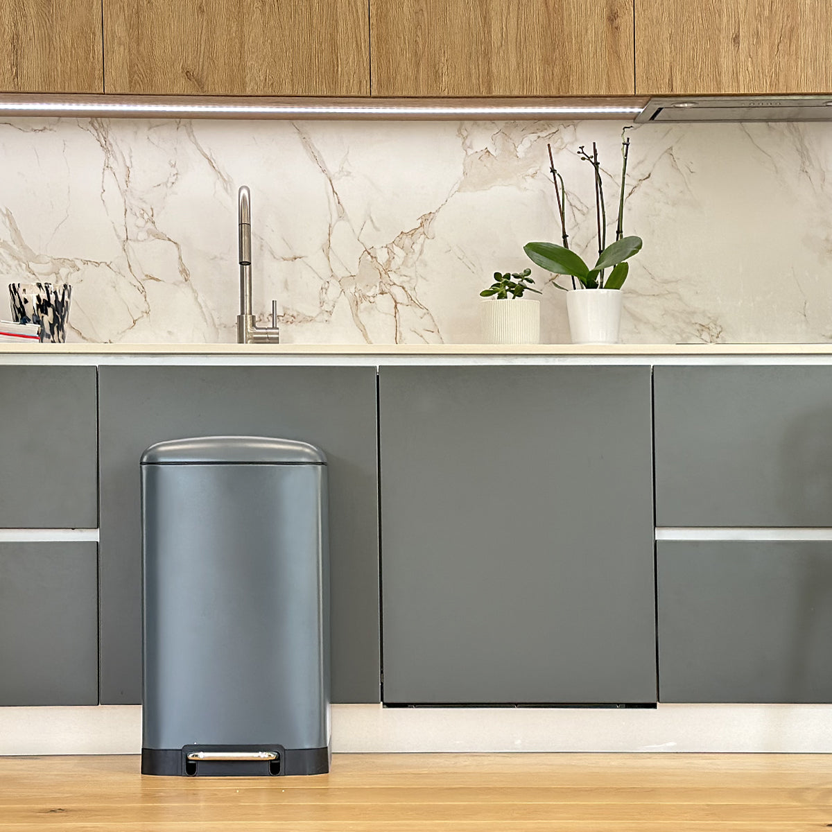 Kitchen pedal bin 40L Design GREENWICH Matt black in stainless steel with domed lid bucket