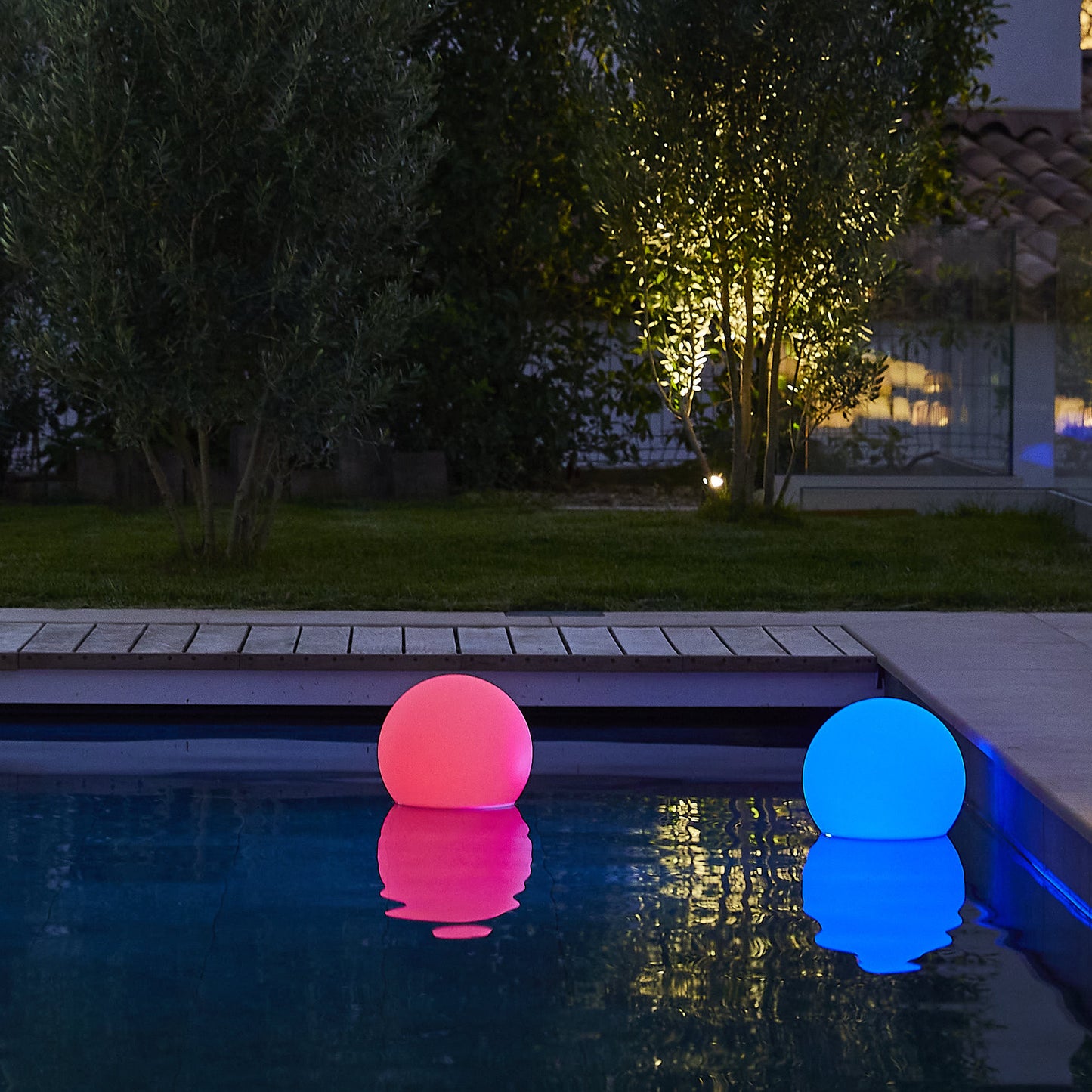 Set of 2 dimmable multicolored floating LED wireless light balls BOBBY ∅30cm with remote control and induction base