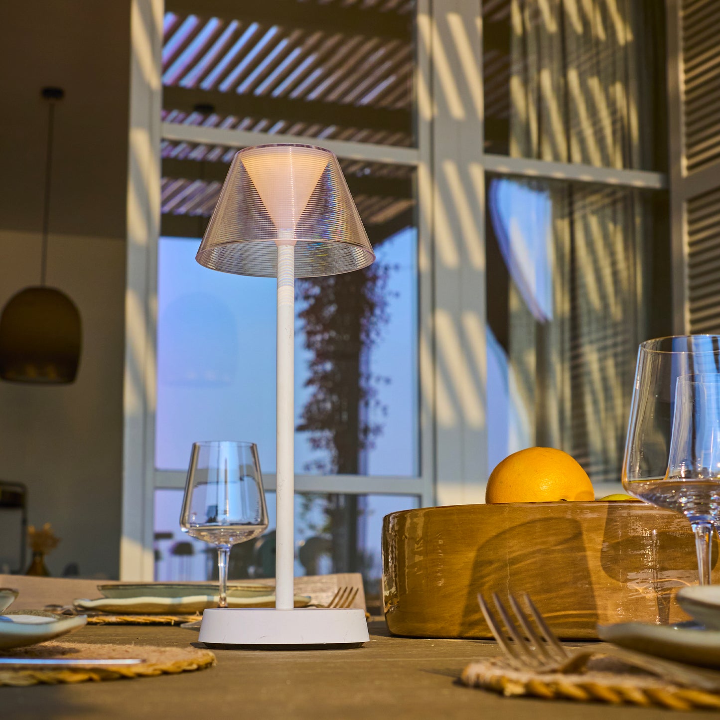 Wireless warm white LED table lamp BEVERLY WHITE H34cm