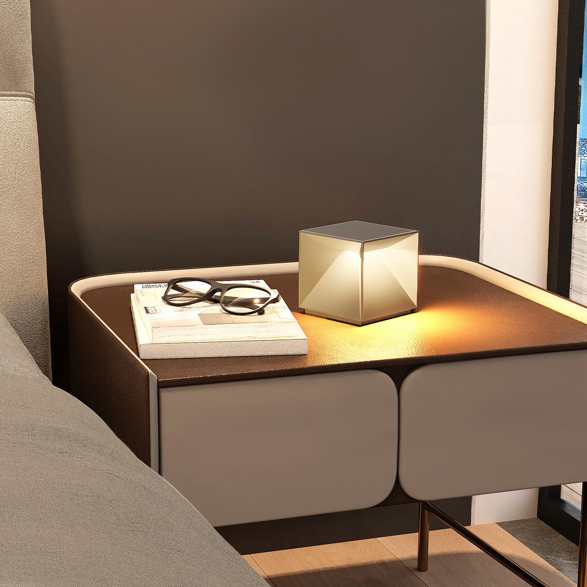 Mini lampe de table cubique en aluminium beige LED blanc chaud dimmable CUBOX MINI SAND H8cm