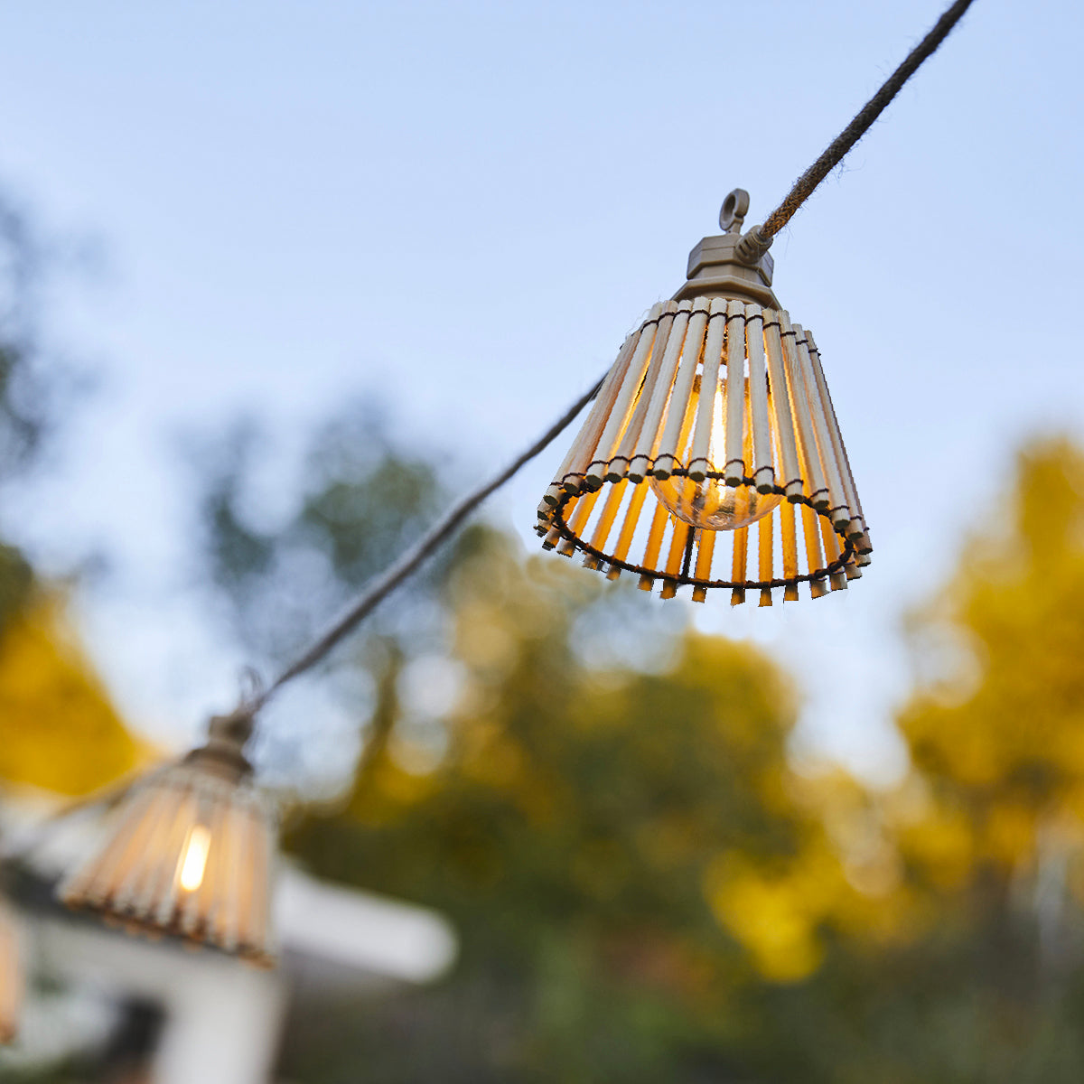 Guirlande lumineuse extérieur connectable 10 abat-jour naturels en bambou NATURA LIGHT HYBRID LED blanc chaud  8m solaire et sur secteur