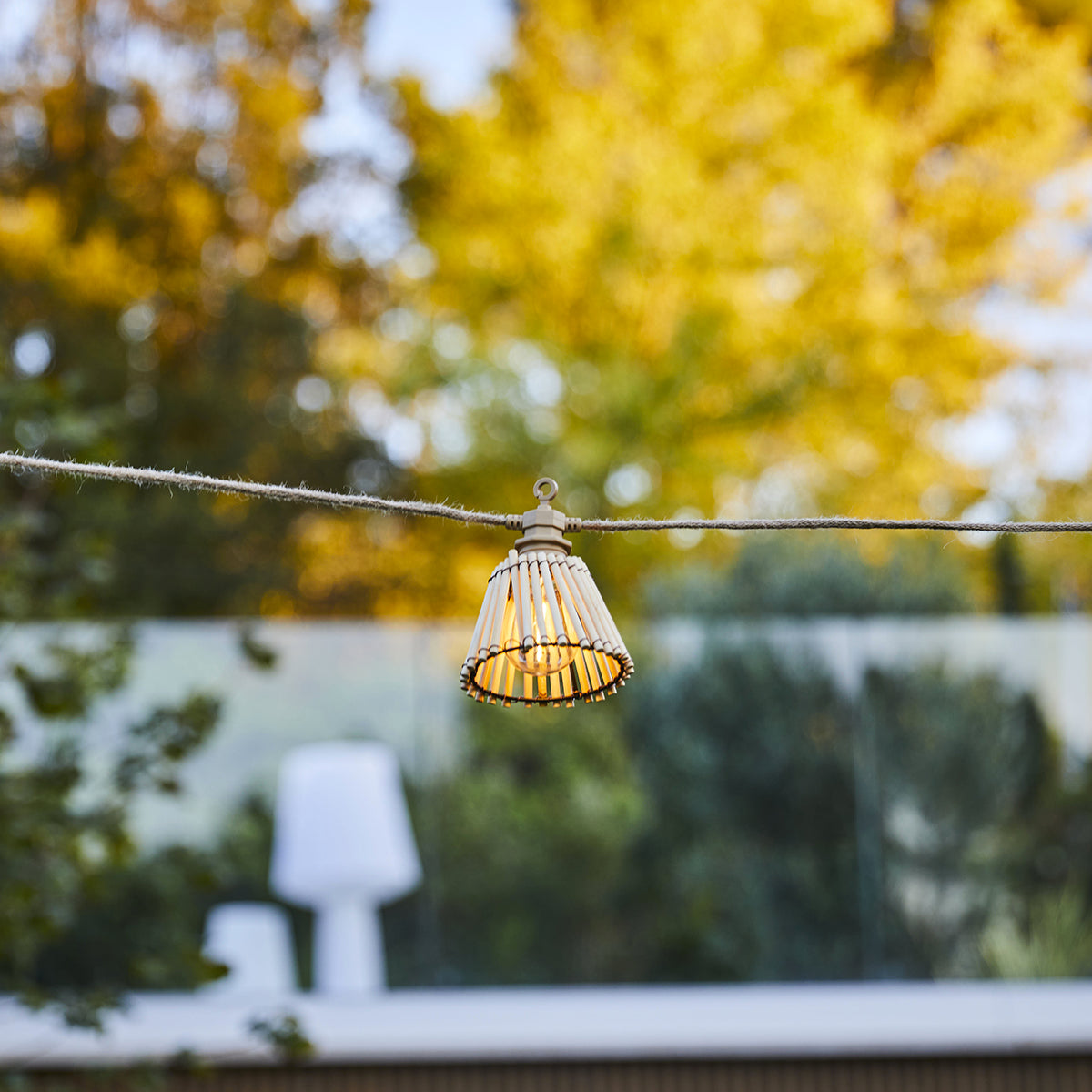 Guirlande lumineuse extérieur connectable 10 abat-jour naturels en bambou NATURA LIGHT HYBRID LED blanc chaud  8m solaire et sur secteur