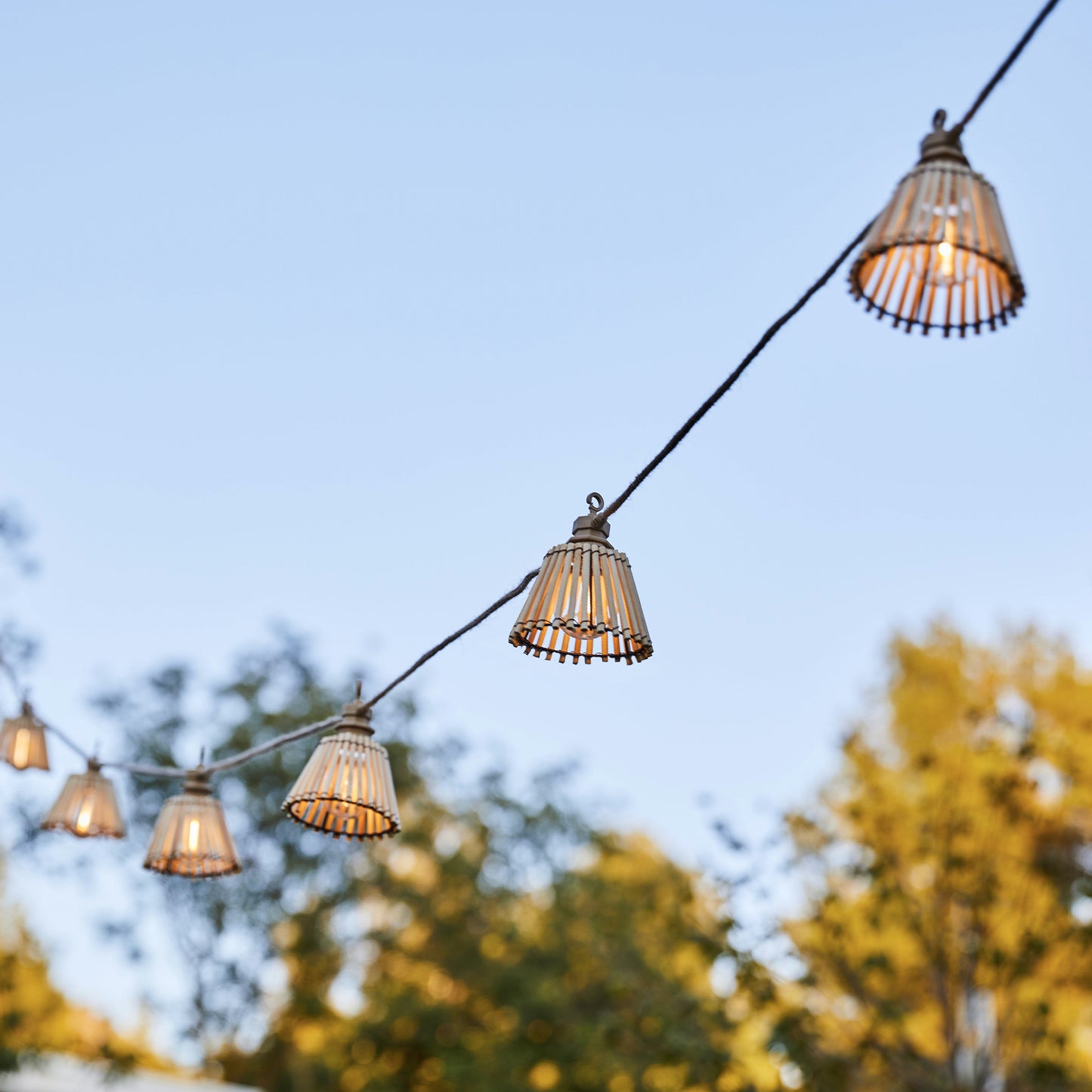 Guirlande lumineuse extérieur connectable 10 abat-jour naturels en bambou NATURA LIGHT HYBRID LED blanc chaud  8m solaire et sur secteur