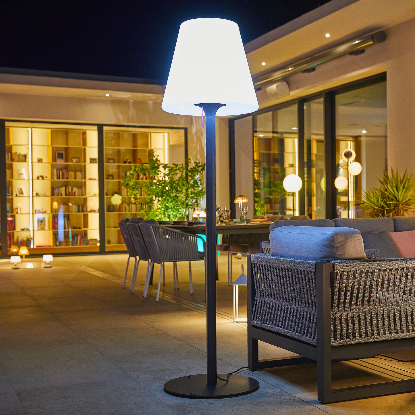 Wired floor lamp with metal base for outdoor use Powerful white LED lighting STANDY H180cm E27 base