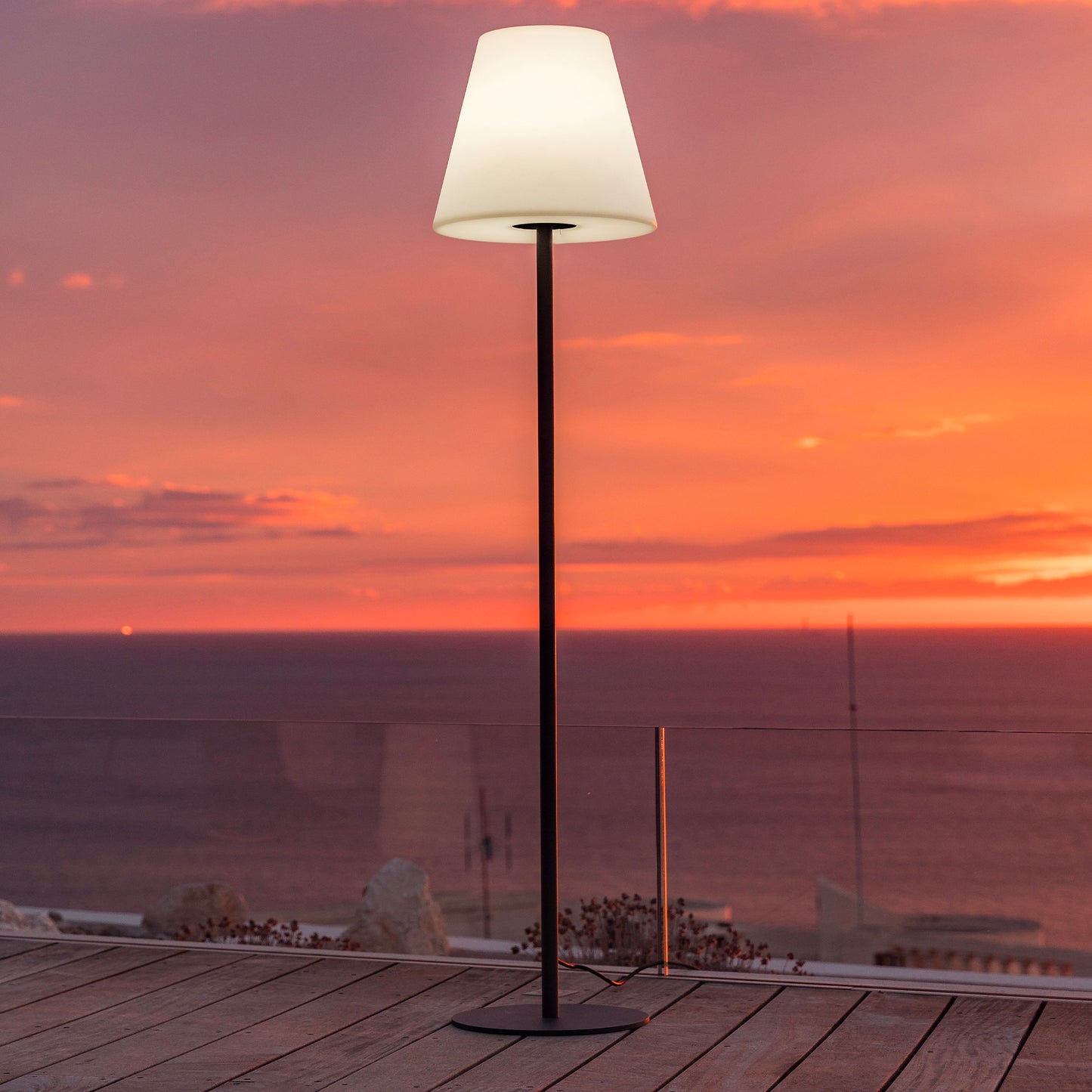 Wired floor lamp with steel base for outdoor use Powerful white LED lighting STANDY H150cm E27 base