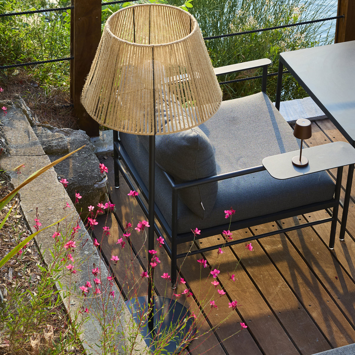 Lampadaire sans fil pied metal LED blanc et multicolore dimmable TALL RAFFY en poly rotin H170cm avec télécommande