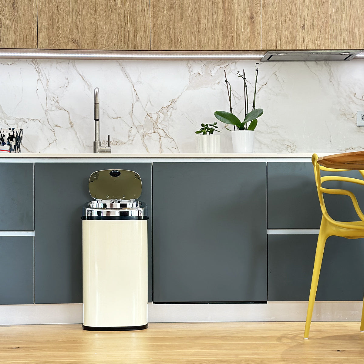 Automatic kitchen bin 42L LARGO Crème gloss in stainless steel with strapping