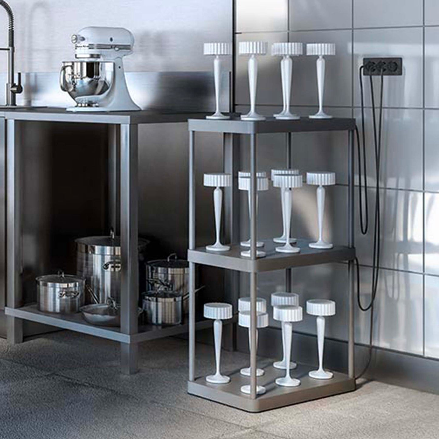 Station de charge multiple superposable jusqu'à 2 étages chargement à induction 6 lampes MULTICHARGE UBIQUA