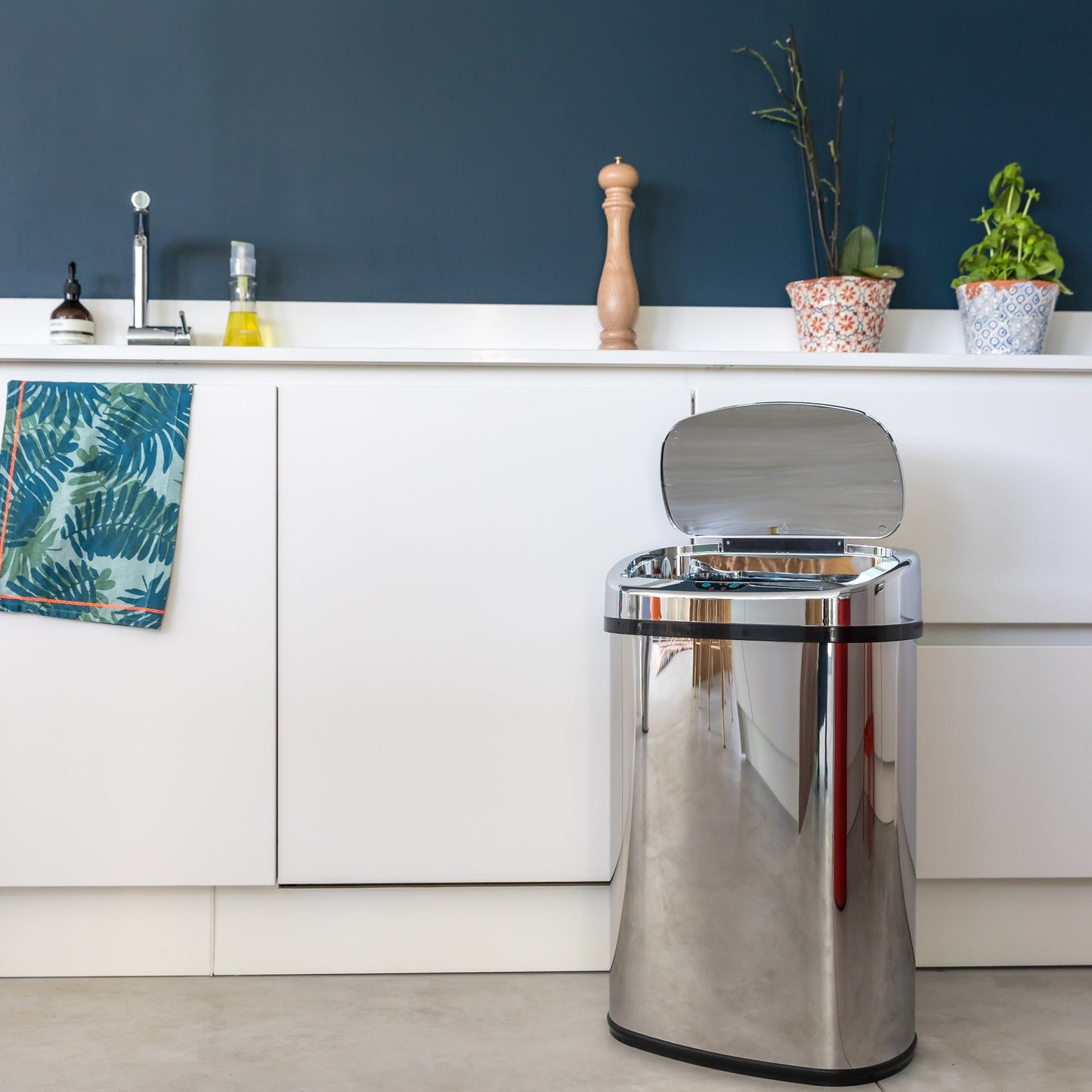 Poubelle de cuisine automatique 80L MAJESTIC grande capacité en acier INOX avec cerclage - REDDECO.com