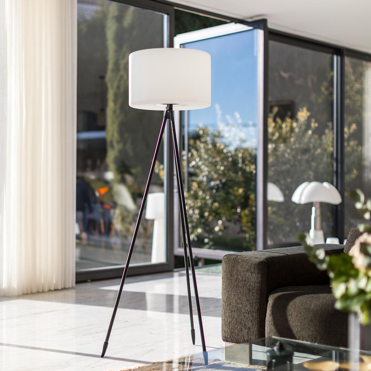 Lampadaire sans fil LED multicolore dimmable TAMBOURY H150cm avec télécommande - REDDECO.com