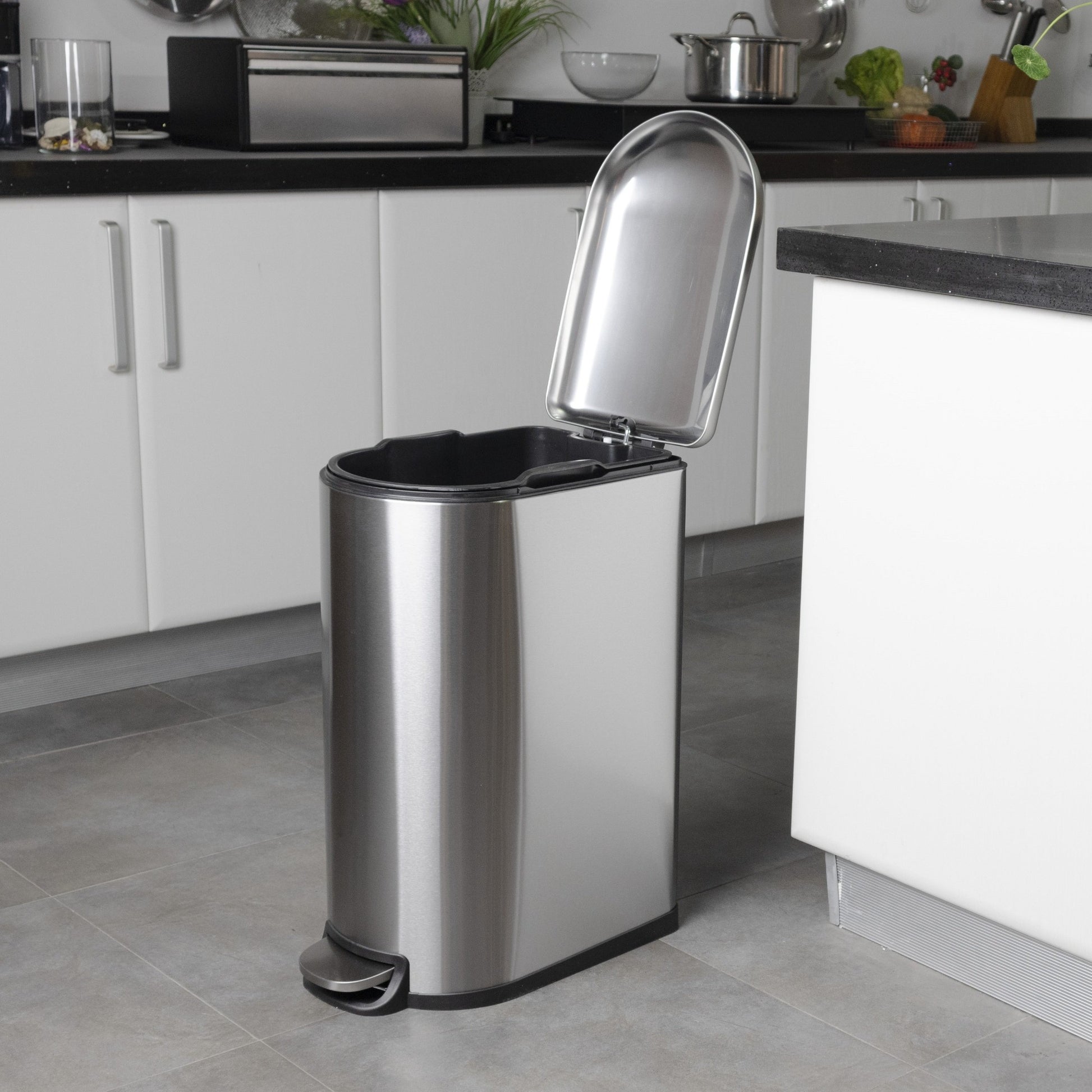 Poubelle cuisine étroite à pédale en acier 40L FULLER en inox brossé design - REDDECO.com