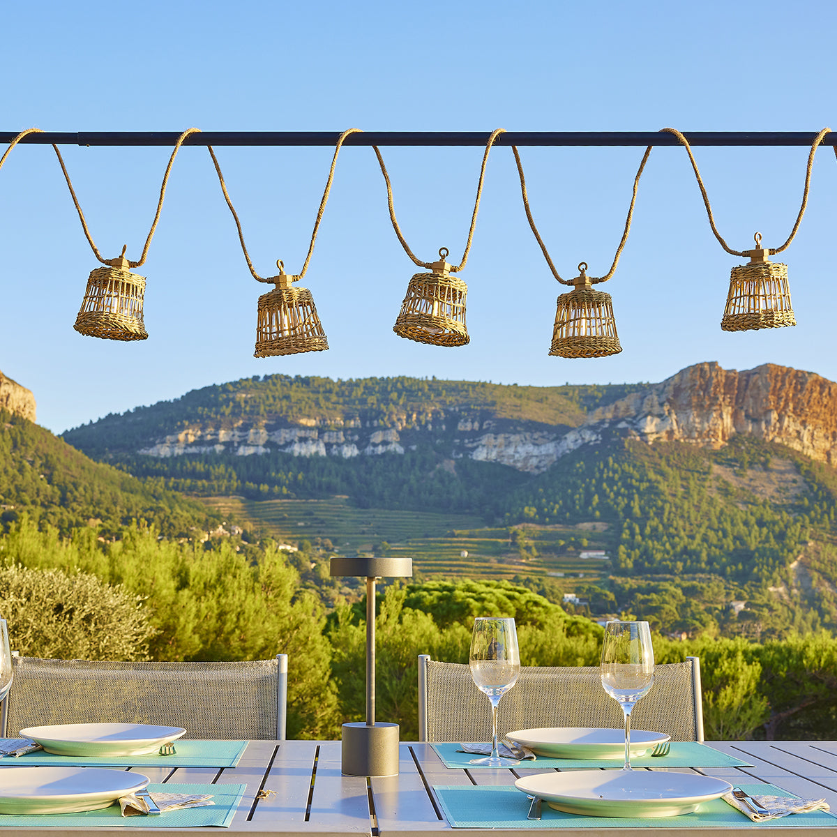 Guirlande lumineuse solaire et sur secteur raccordable en corde 20 ampoules transparentes LED blanc chaud dimmable SAMOA LIGHT HYBRID 13m