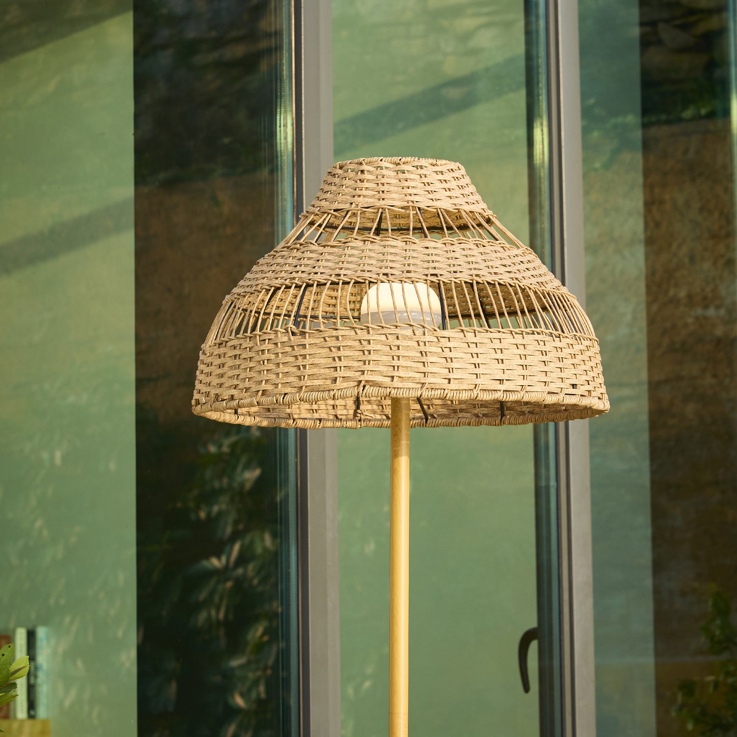 Lampadaire sans fil pied metal LED blanc et multicolore dimmable ELION en rotin  H168cm avec télécommande