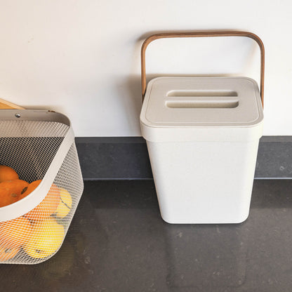 Poubelle de Table en Plastique 5L BODEN Blanc avec Poignée en Bambou