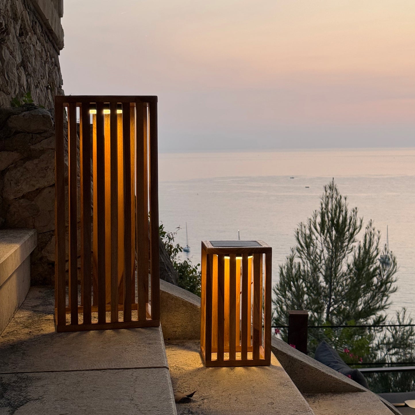 Lanterne solaire décorative LED blanc chaud CHENNAI TALL en bois teck massif H50cm