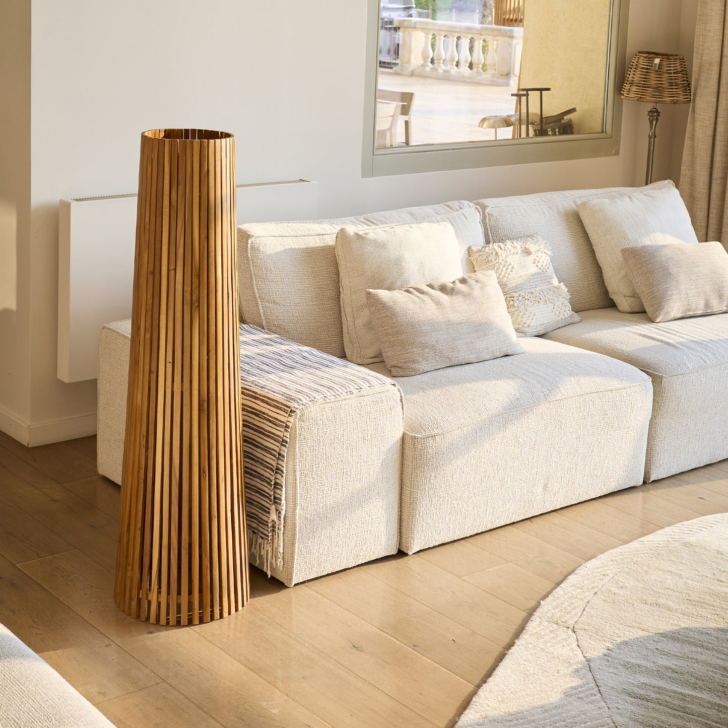 Lampadaire d'extérieur solaire TECKA TALL en bois teck avec module LED blanc chaud et télécommande H120cm