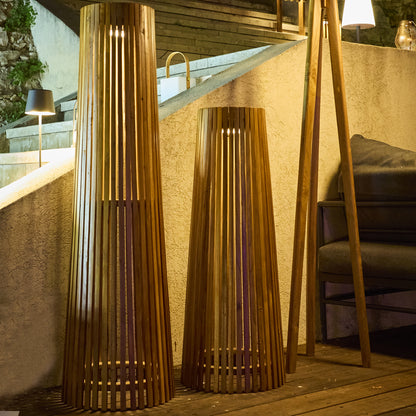 Lampadaire d'extérieur solaire TECKA SMALL en bois teck avec module LED blanc chaud et télécommande H90cm