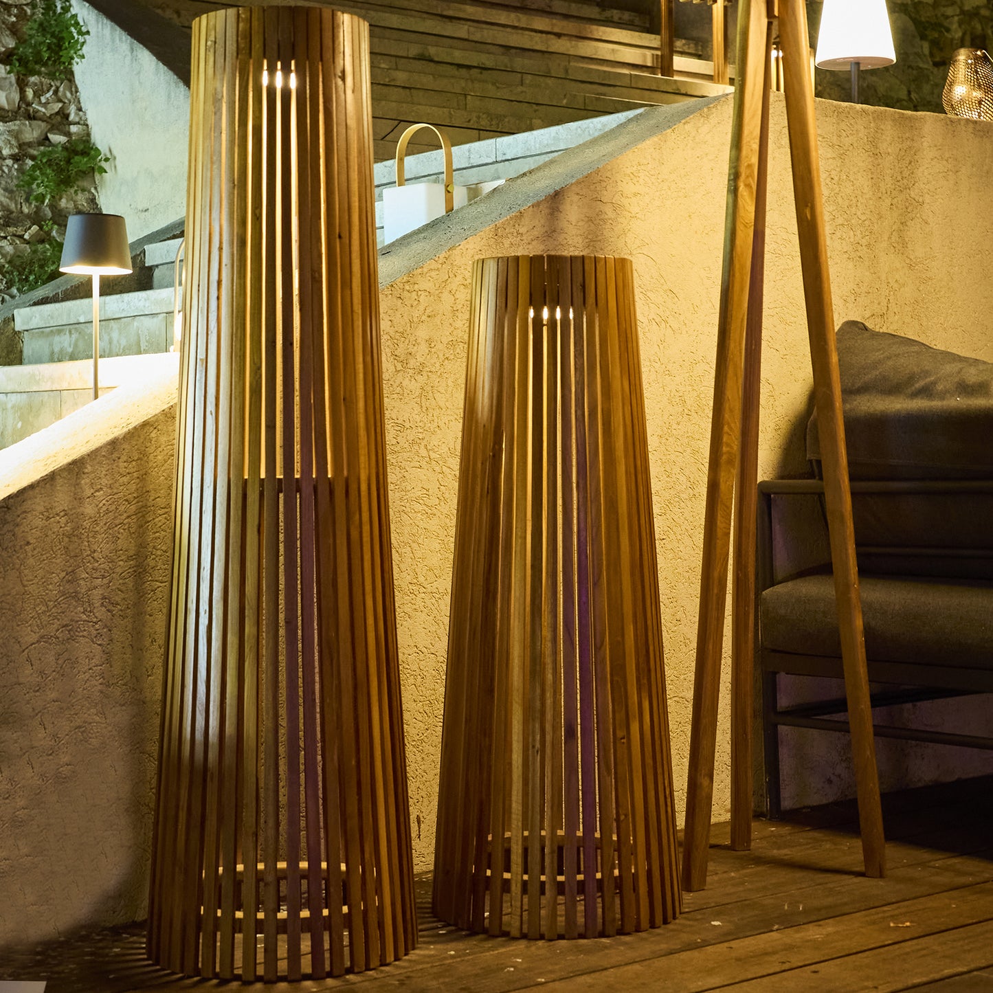 Lampadaire d'extérieur solaire TECKA TALL en bois teck avec module LED blanc chaud et télécommande H120cm