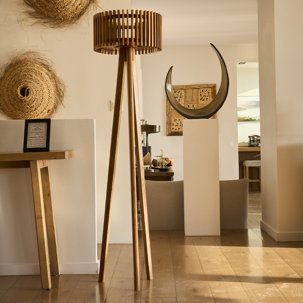 Lampadaire solaire extérieur trépied EDEN TALL SOLAR en bois teck avec module LED blanc chaud et télécommande H158cm