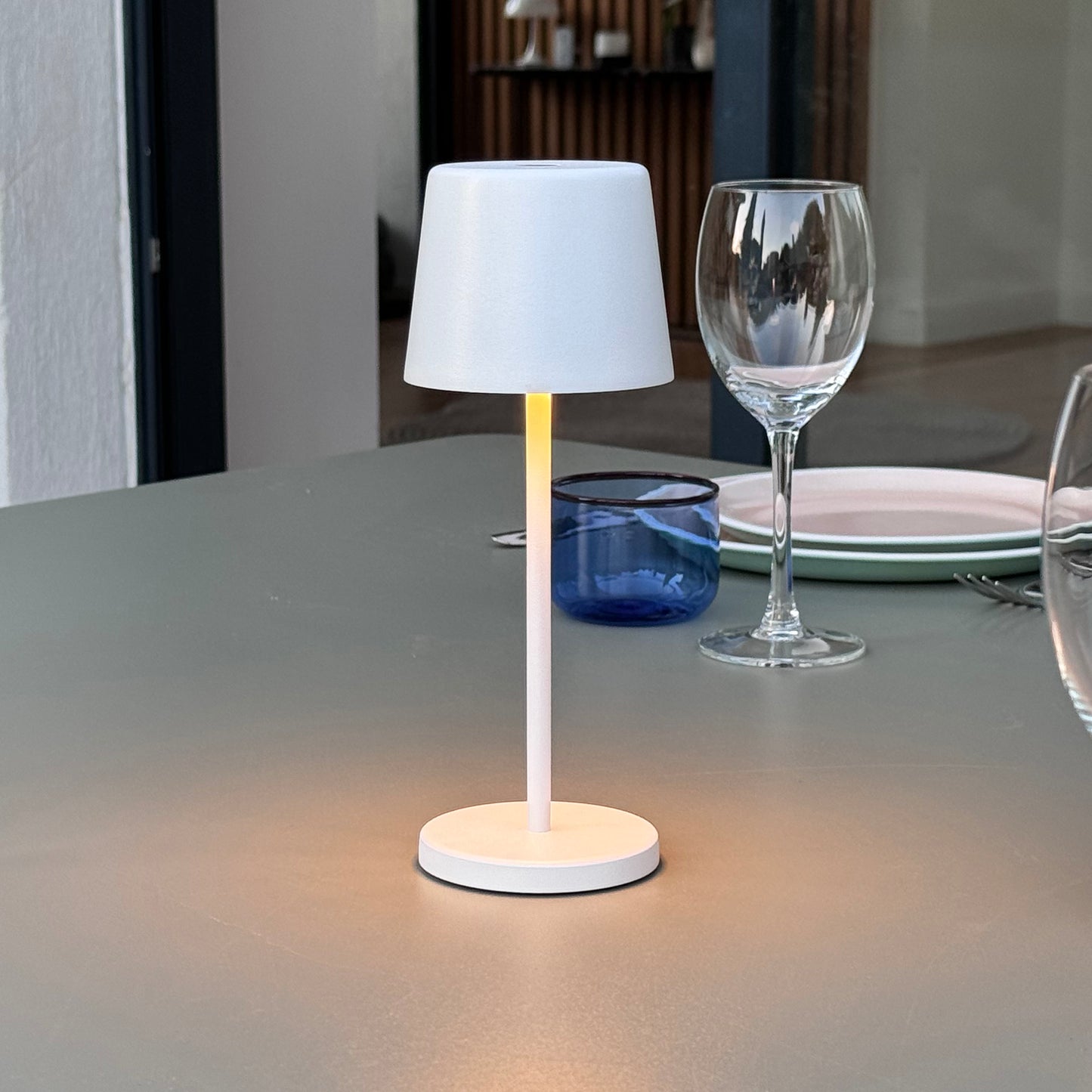 Mini lampe de table touch sans fil en aluminium blanc LED KELLY MINI WHITE blanc dimmable H22cm