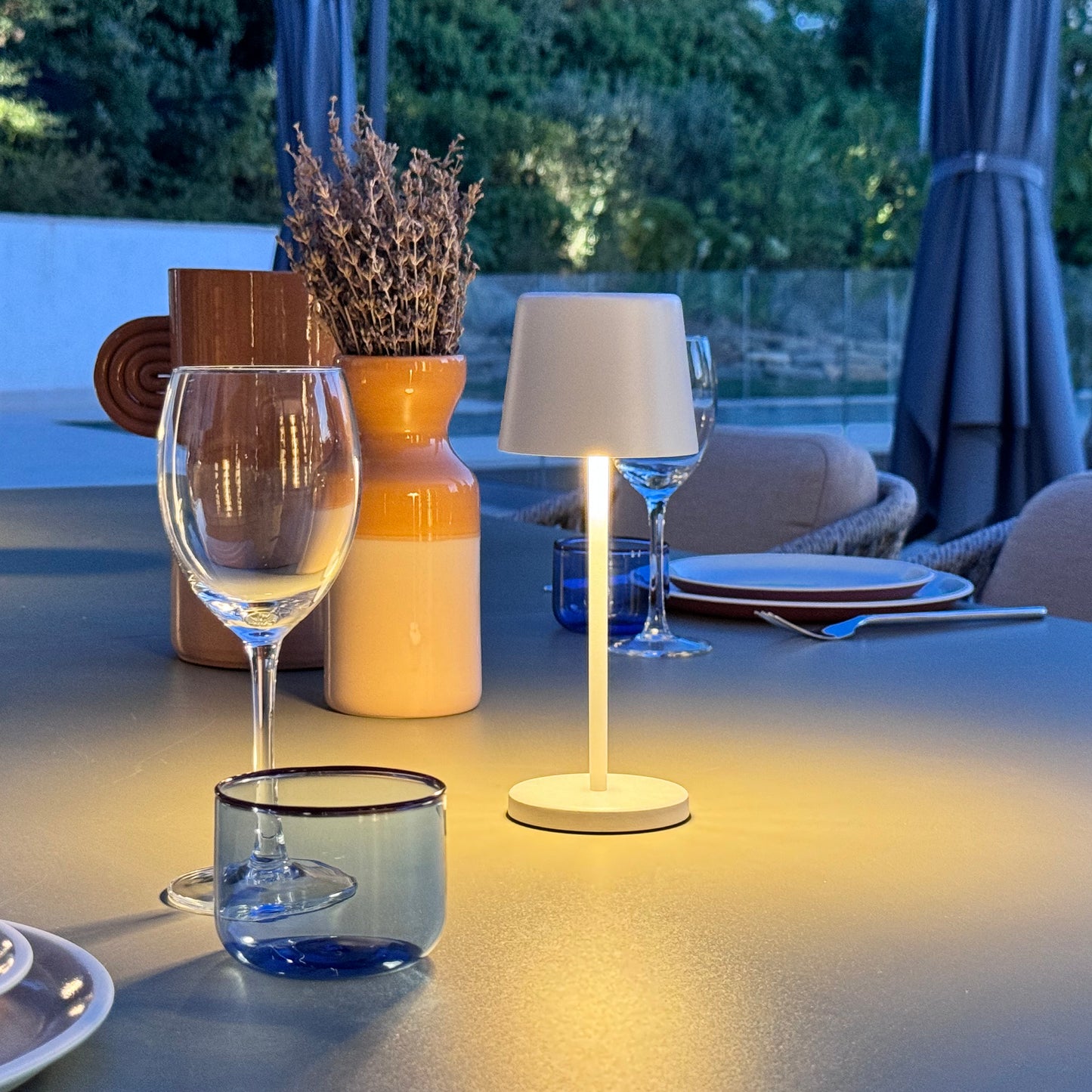 Lot de 6 mini lampes de table touch sans fil en aluminium LED KELLY MINI WHITE blanc dimmable H22cm avec plateau de chargement