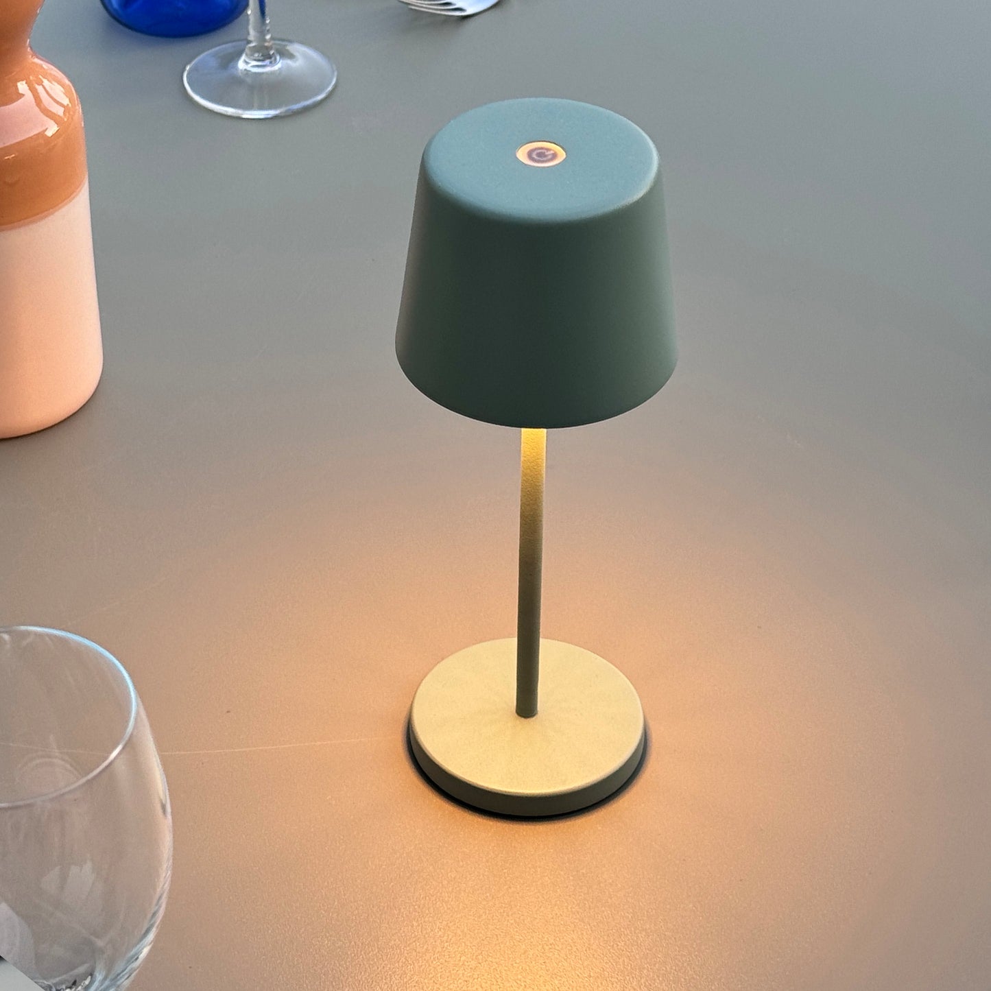 Mini lampe de table touch sans fil en aluminium vert LED KELLY MINI OLIVE blanc dimmable H22cm