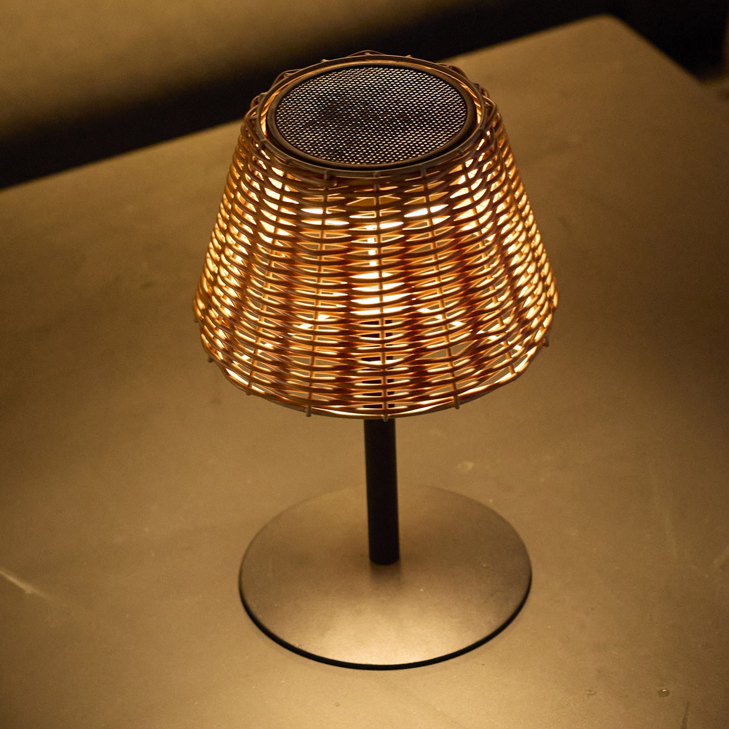 Lampe de table solaire AMIRA SOLAR avec base module solaire rechargeable avec télécommande H25cm