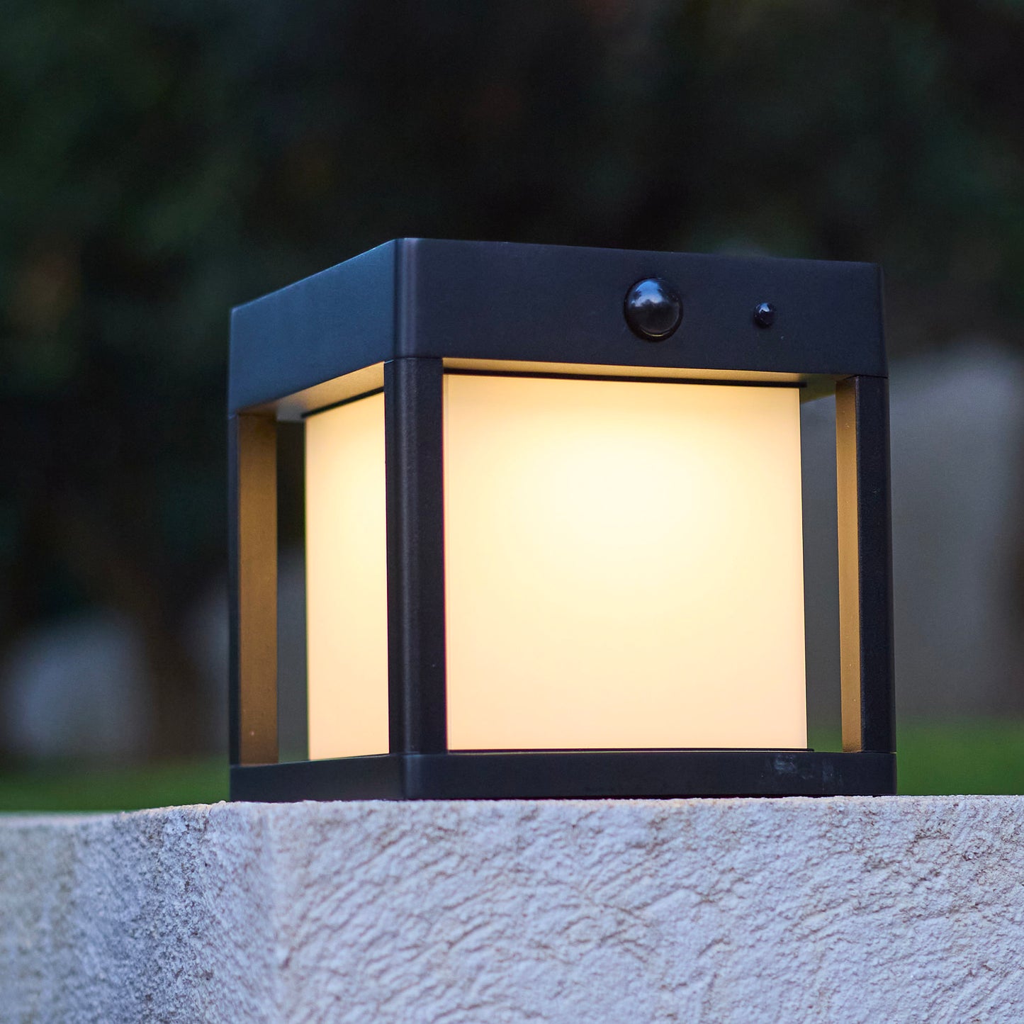 Borne lumineuse carré avec détecteur de mouvement PILARO BLACK LED blanc chaud 15cm
